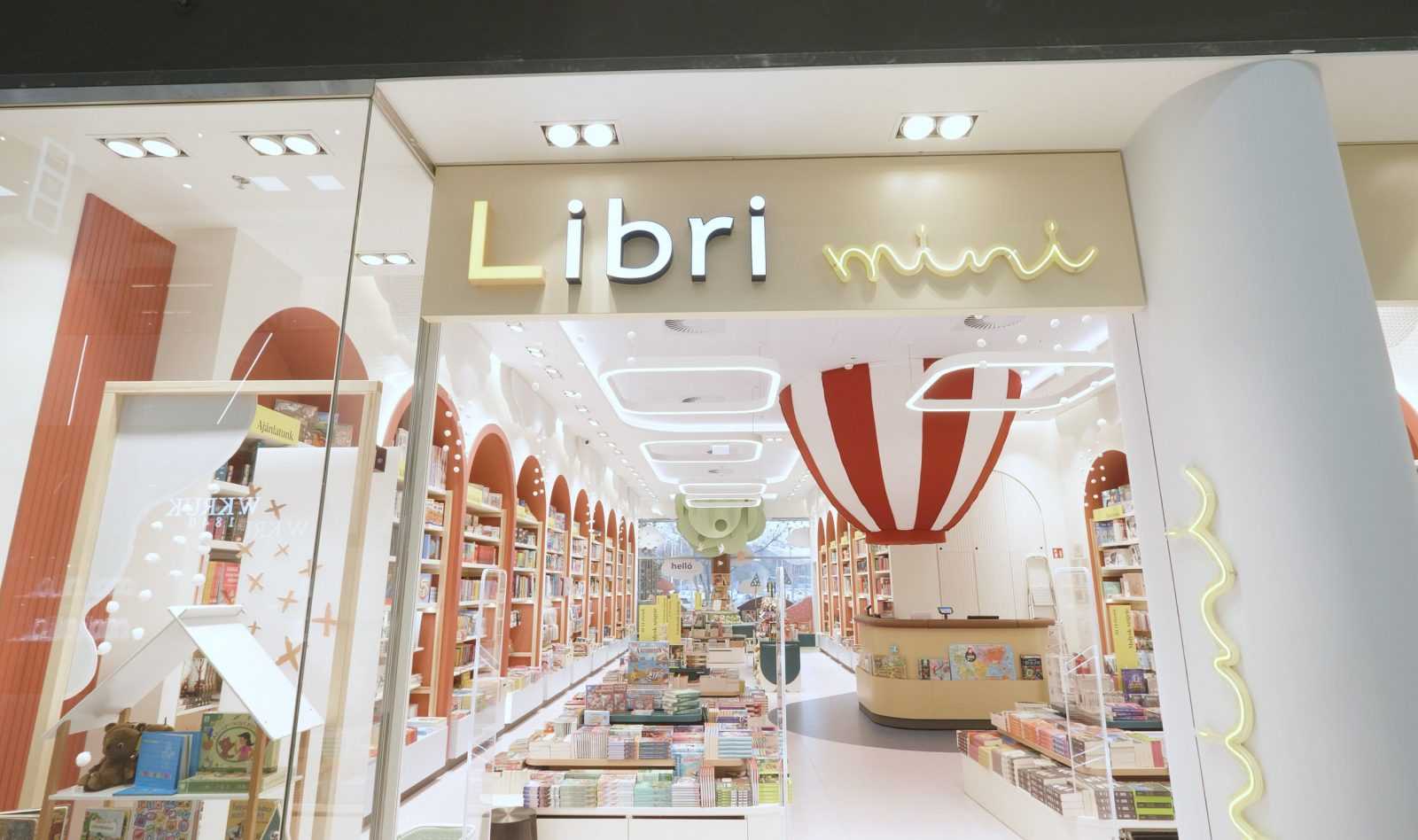Libri mini children's bookstore interior with colorful bookshelves and hot air balloon decor.