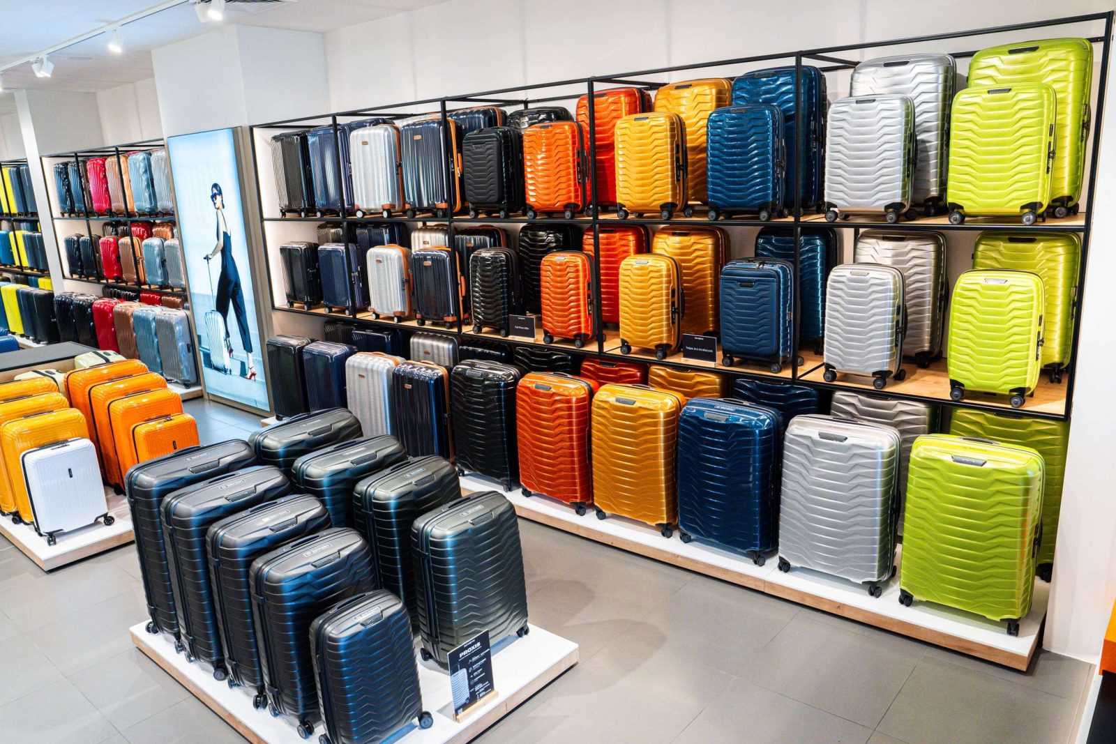 Colorful hardshell suitcases displayed in Megaholz store.
